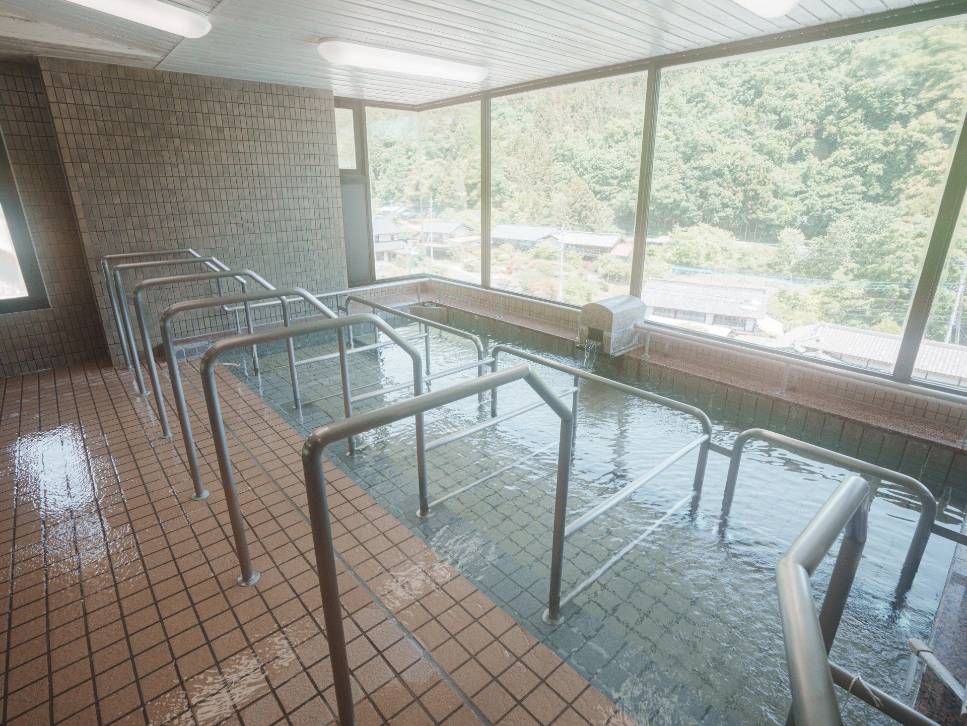 明るいリハビリプール