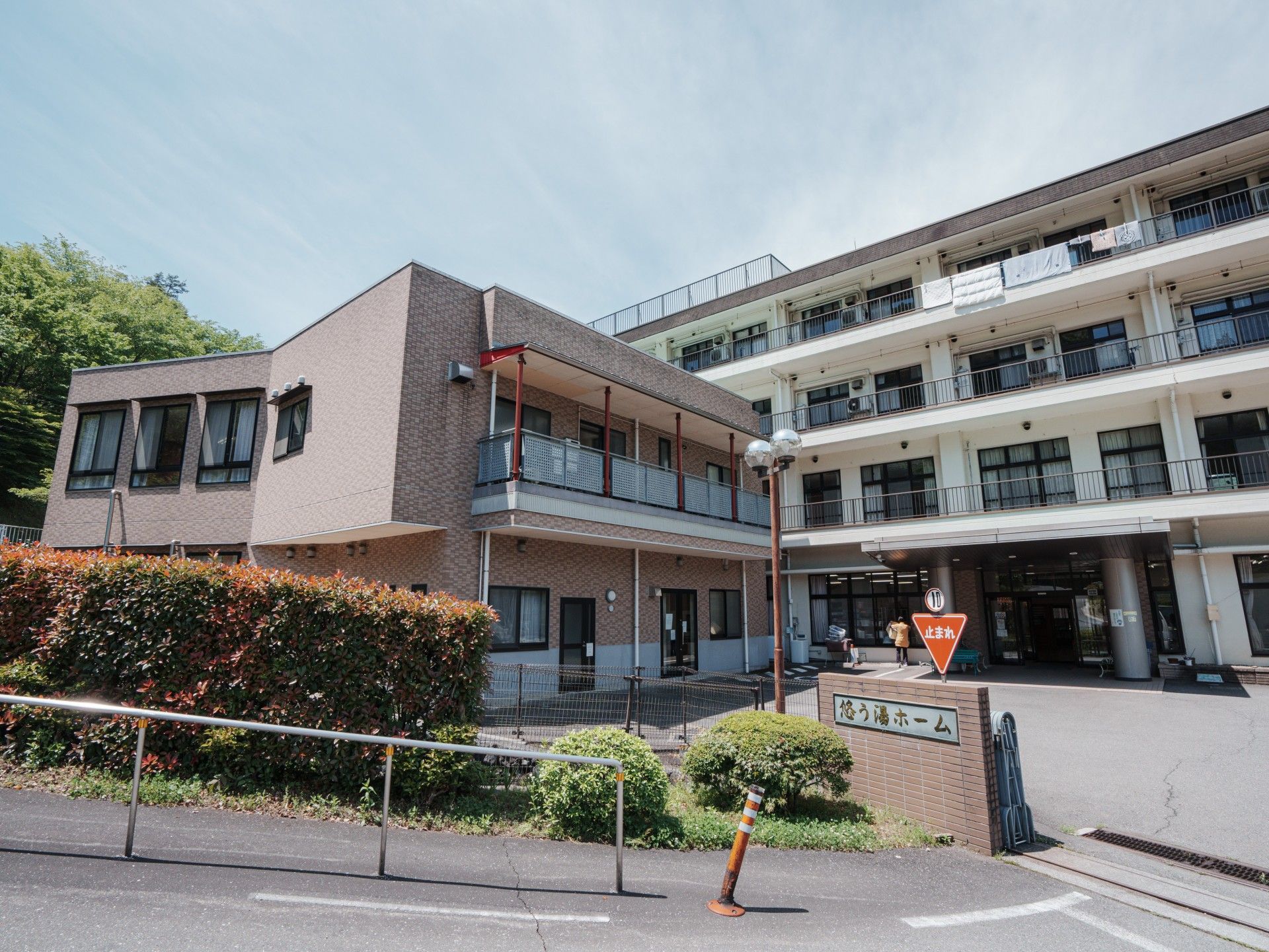 壁一面が大きな窓になっており、外の景色を眺めながら湯に浸かれる大浴場