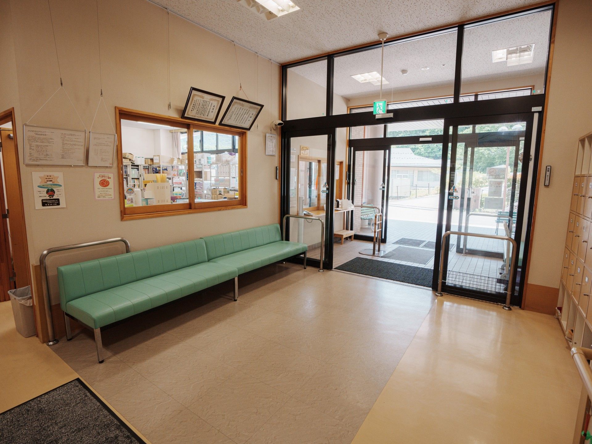 明るいエントランスホール