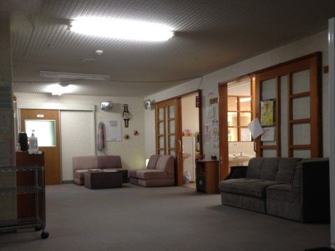 廊下にはソファを多く設置している。ゆったりと座ってくつろぐことができ、入居者様同士で会話をすることができる。