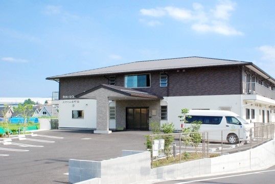 駐車場を完備したツートーンカラーの建物