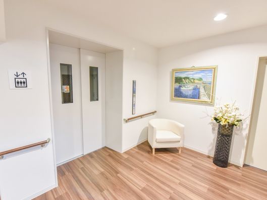 エレベーター前