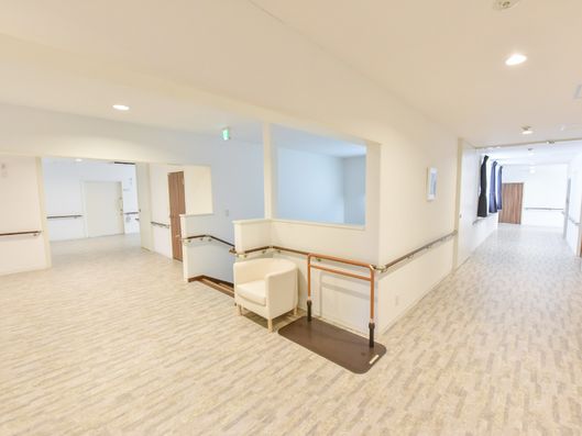 中央に階段のある廊下