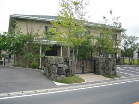 施設は、落ち着いた雰囲気の一軒家を思わせる２階建ての建物