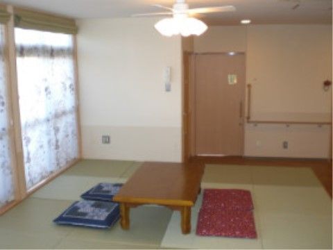 リビングの一角に設けられた開放的な畳敷きの和室スペース