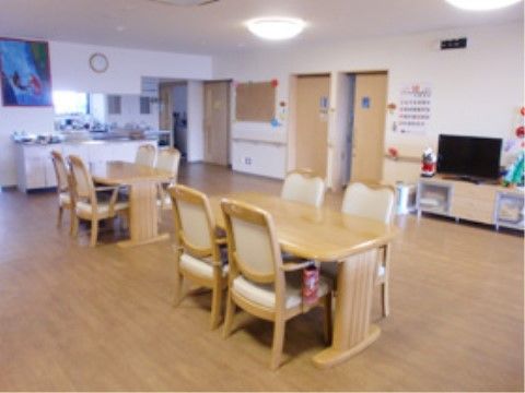 家庭的な雰囲気が満載のリビングスペースである。キッチンや居室が隣接し、入居者様が気軽に集える憩いの場である。