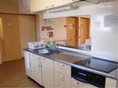 共有スペースに向かって料理が行える、IHタイプの対面式キッチンである。広々としたスペースを設け、快適に作業できる空間である。