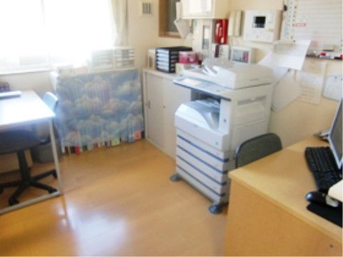 コピー機や事務机が置かれているスタッフステーション