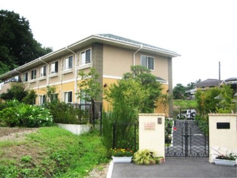 静かな住宅街に佇む施設である。敷地内には緑豊かな植栽を設け、毎日穏やかにお過ごしいただける環境である。