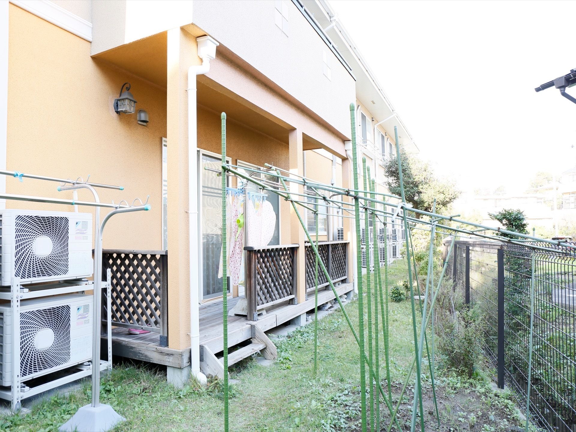１階のベランダは、床も柵も木製になっている。洗濯物を干すことができ、庭を降りて草花の手入れができる。