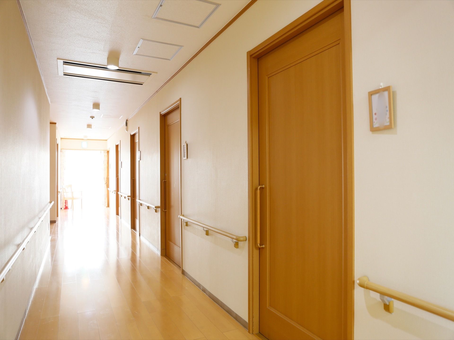 廊下の天井には埋込式の空調が設置されている。快適に過ごせるように施設内の温度管理をスタッフが行っている。