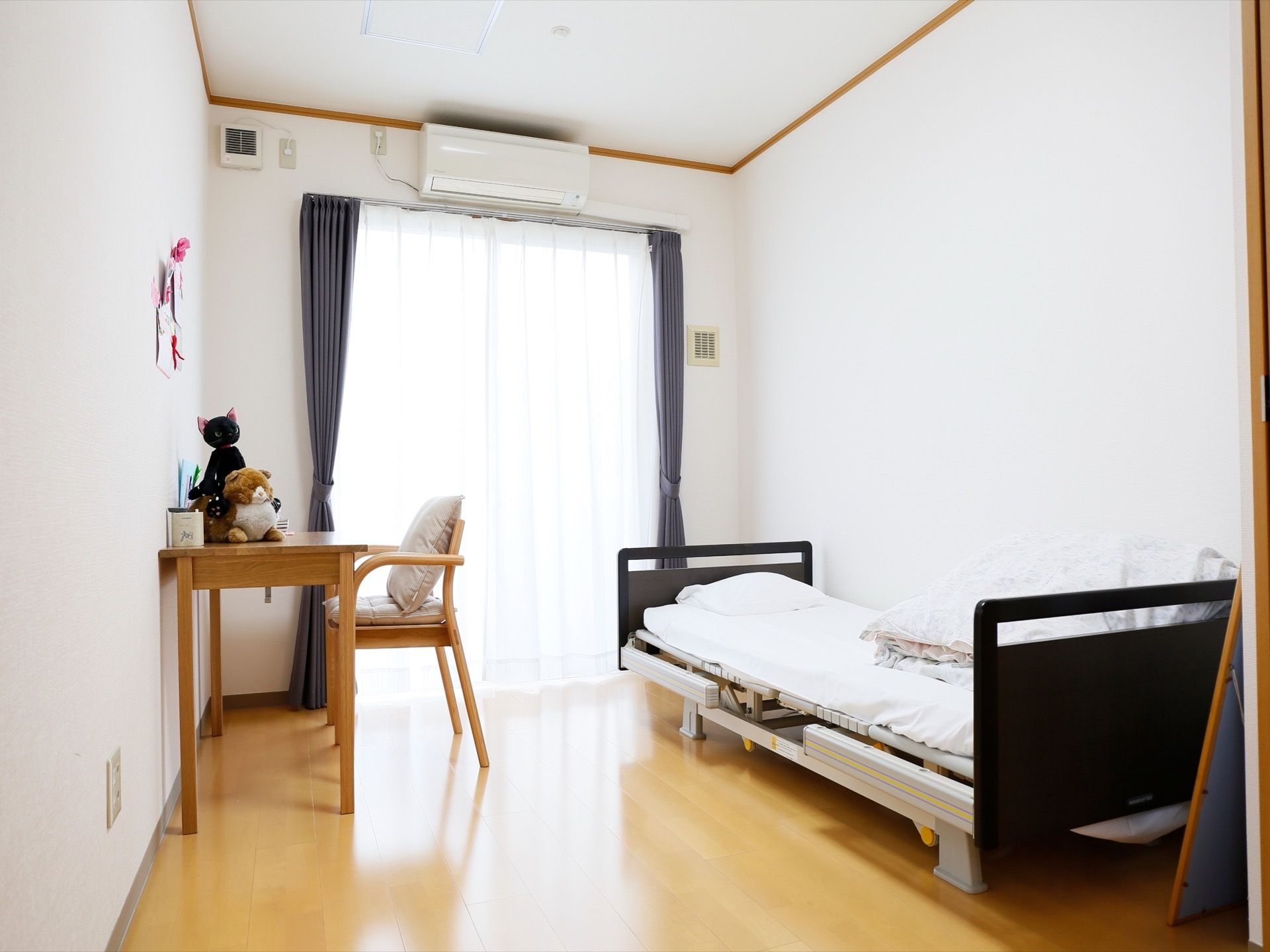 居室には、ベッドや机が設置されている。エアコンが備えらており、窓も大きく明るい空間となっているため、快適に過ごすことができる。