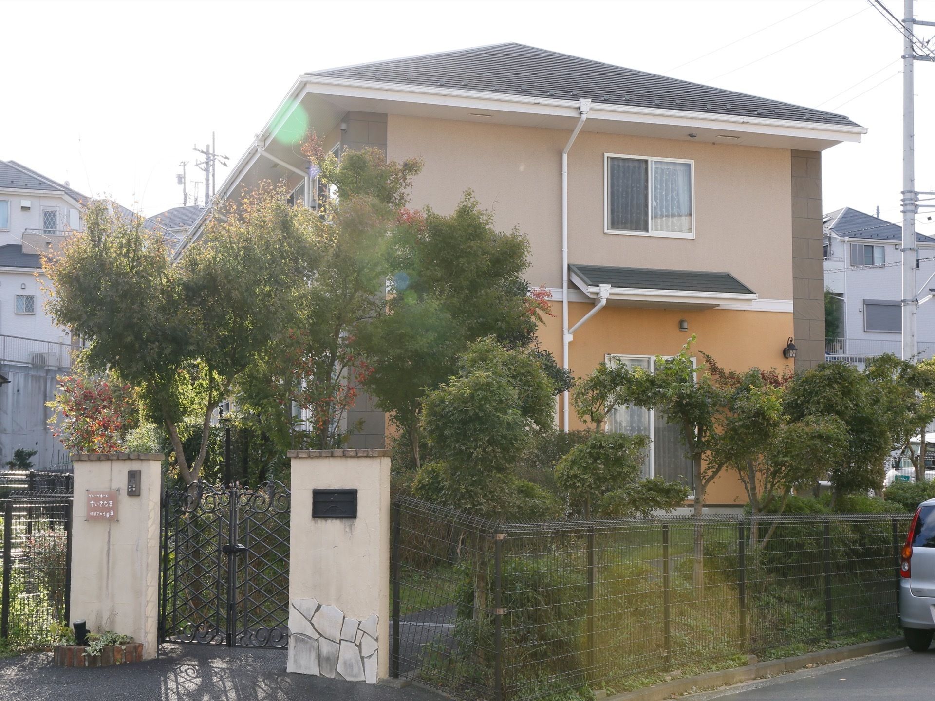 施設は2階建てとなっており、入口に門や周囲に柵が設置されており、敷地内に不審者が入らないようにしてある。