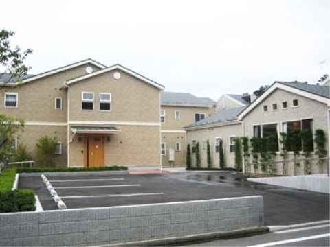 周辺は静かな住宅街で、寛ぎながらお過ごしいただける環境である。敷地内には、緑の植栽を取り入れ癒しの空間も設けている。