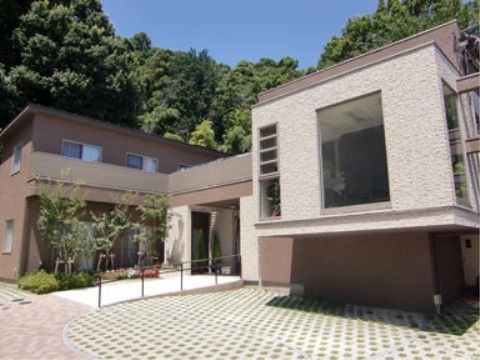 デザイン性の高い一軒家風の外観になっており、建物前に駐車スペースを設けた２階建て施設