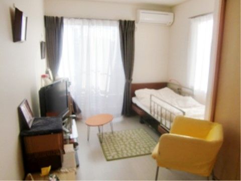 窓が2か所設置されており、太陽の光が良く入っているため居室の中がとても明るい。壁に額が２つ飾ってある。