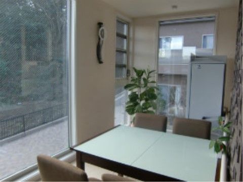 窓が大きく取り付けられており、外には歩道や畑、樹木を眺めることができる。自然光の入る部屋で、話を楽しむことが可能。