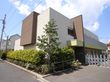 抹茶ケーキをイメージして作られた外観はまさにお洒落。内装もモダンなカフェをモチーフに。ガーデニングを楽しめる庭園もあります。