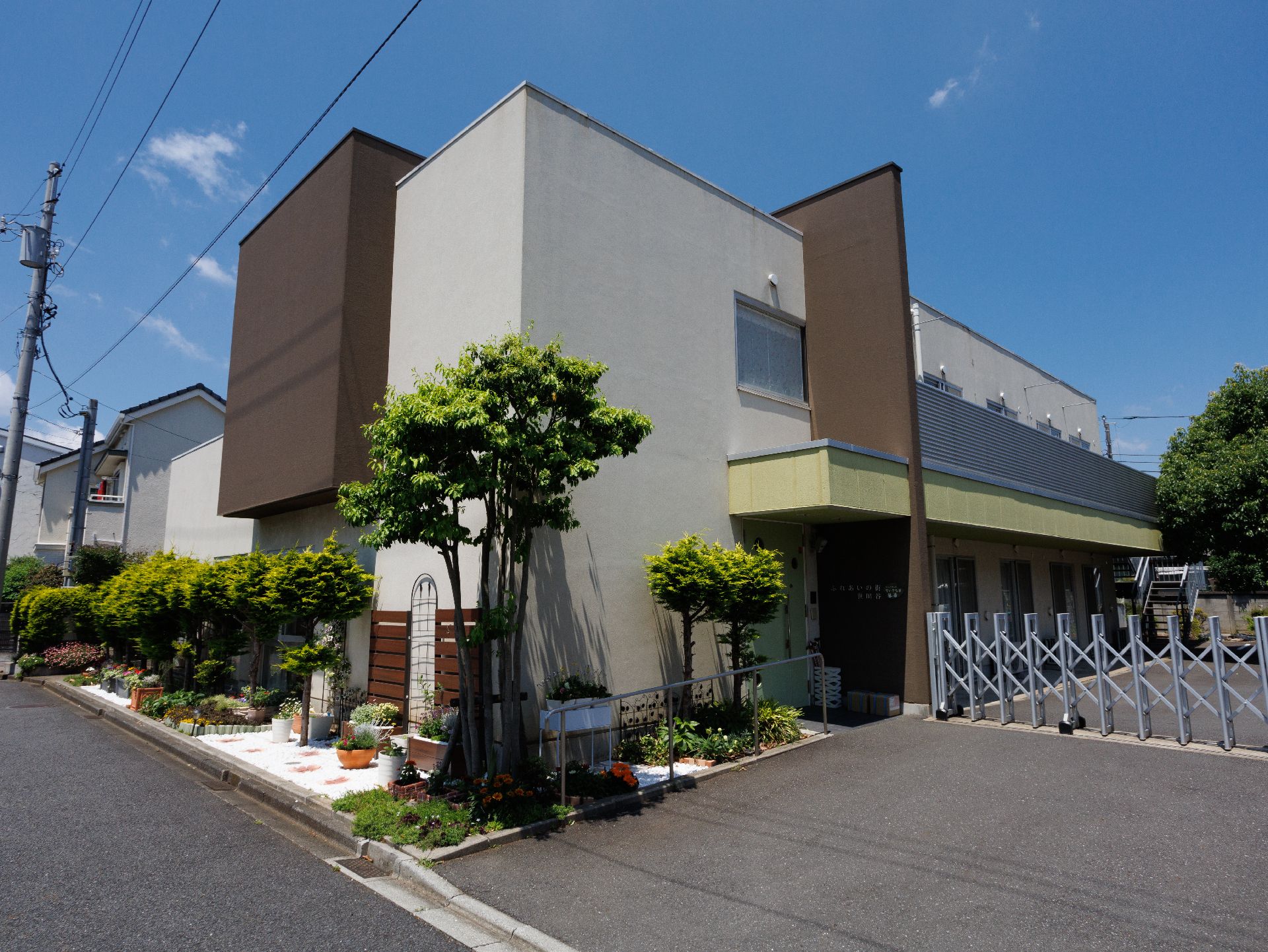 高級住宅街の一角に位置しており、抹茶ケーキを思わせる外観の施設