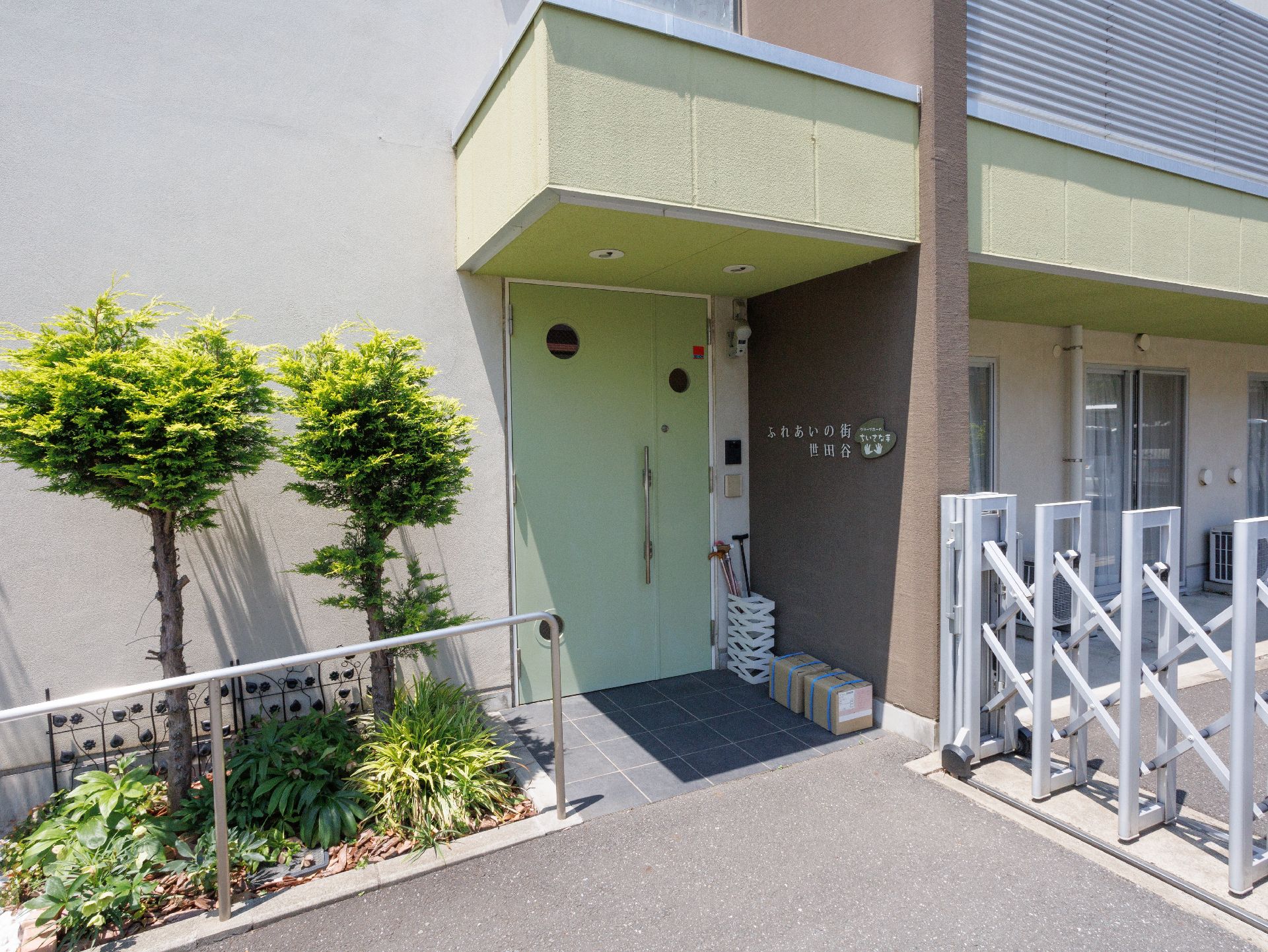 とても静かな住宅街にあります。周りには四季を感じながら散歩できる場所も多いなど、ゆったりとした生活を送ることができます。