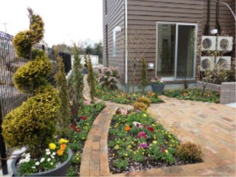 建物の裏手にある花壇やレンガの小道が設けられている庭