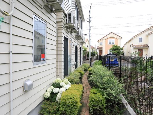 心安らぐウッドデッキと庭