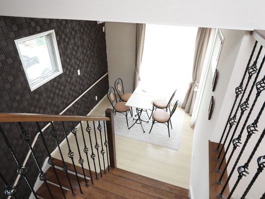 明るい陽射しが差し込むサンルーム