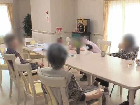 開放的なリビングで、リラックスした時間を過ごしている入居者の皆様