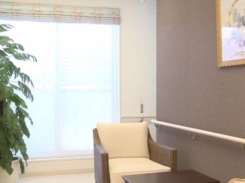 窓には白いロールスクリーンがかけてあり、窓の外がうっすらと見えている。ふかふかの椅子とテーブルが、用意されている。