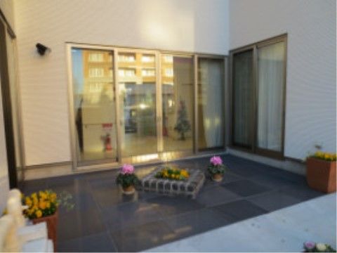 中央に花壇が造られている水はけの良いタイル張りの中庭