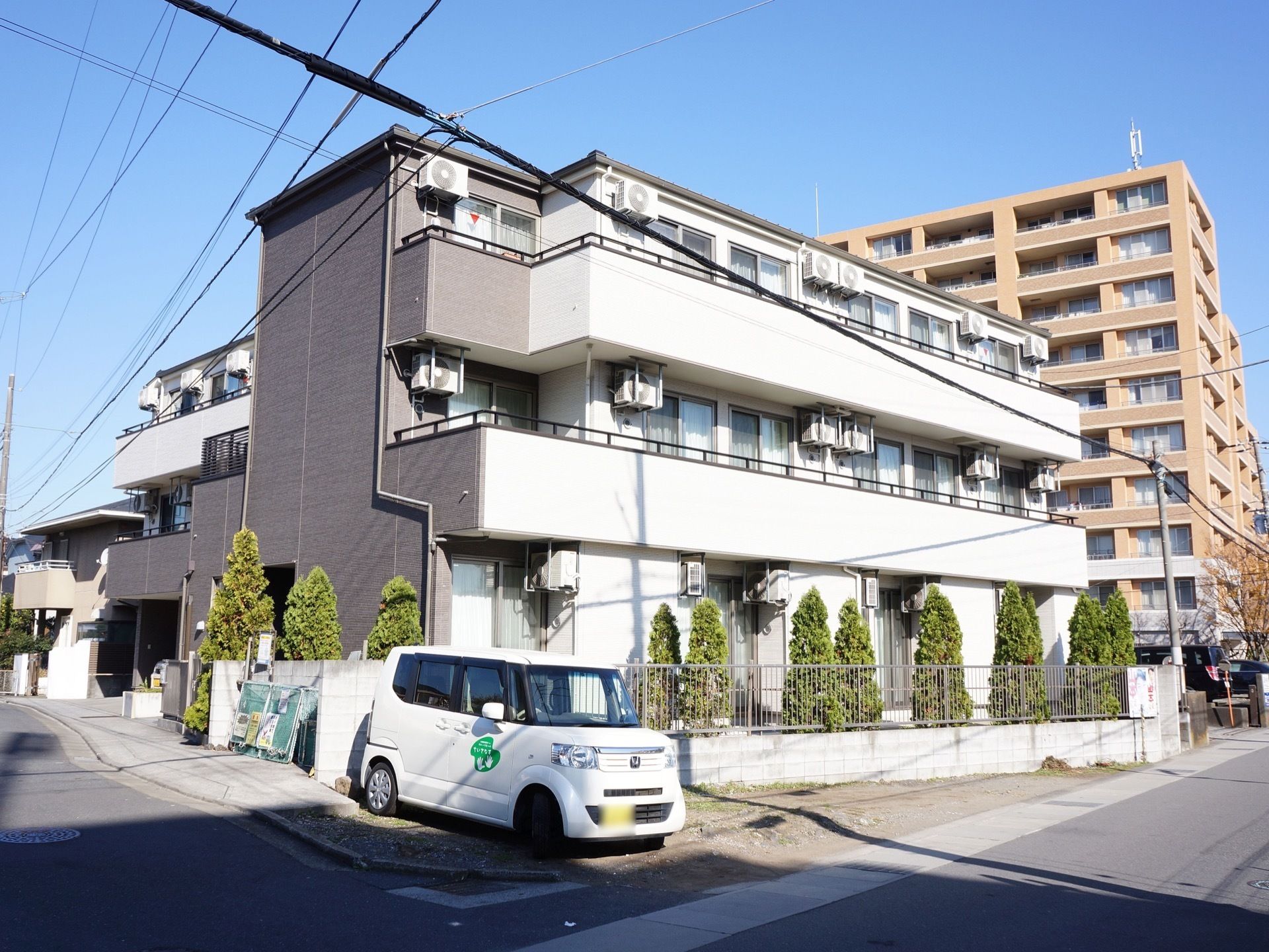 施設は道路の角に建っている、3階建ての建物である。建物の周囲には柵があり、木が植えられている。施設前に駐車スペースがある。