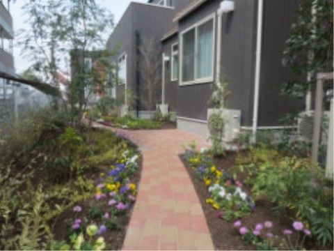 レンガの小道を挟んで両サイドに花壇が造られている中庭