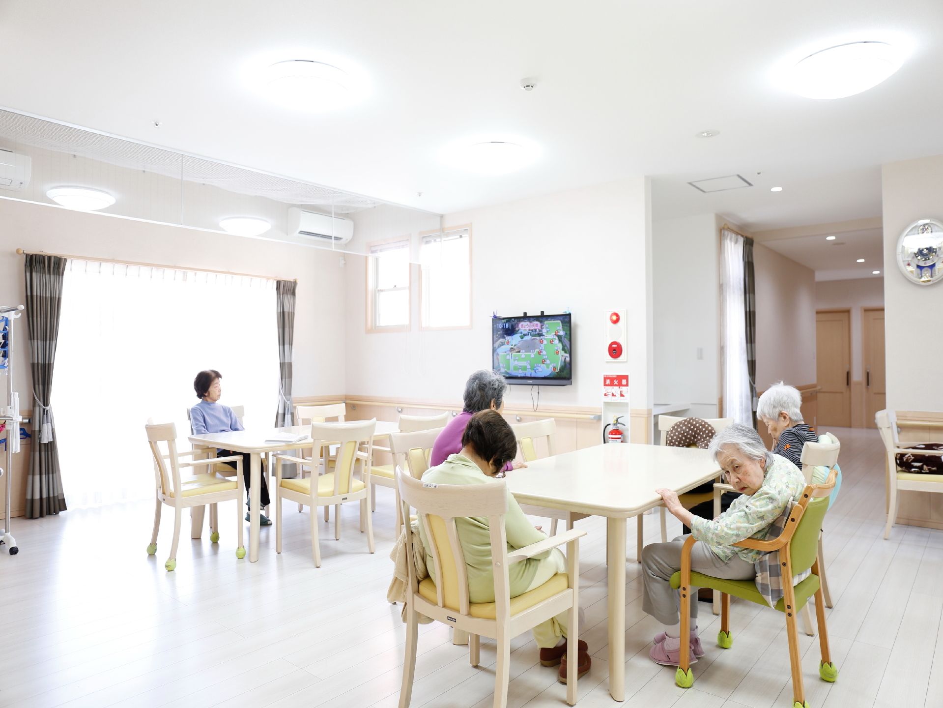 居間や食堂にもこだわりがあり、とてもモダンな空間になっています。皆さんが集い、いつ笑顔があふれています。