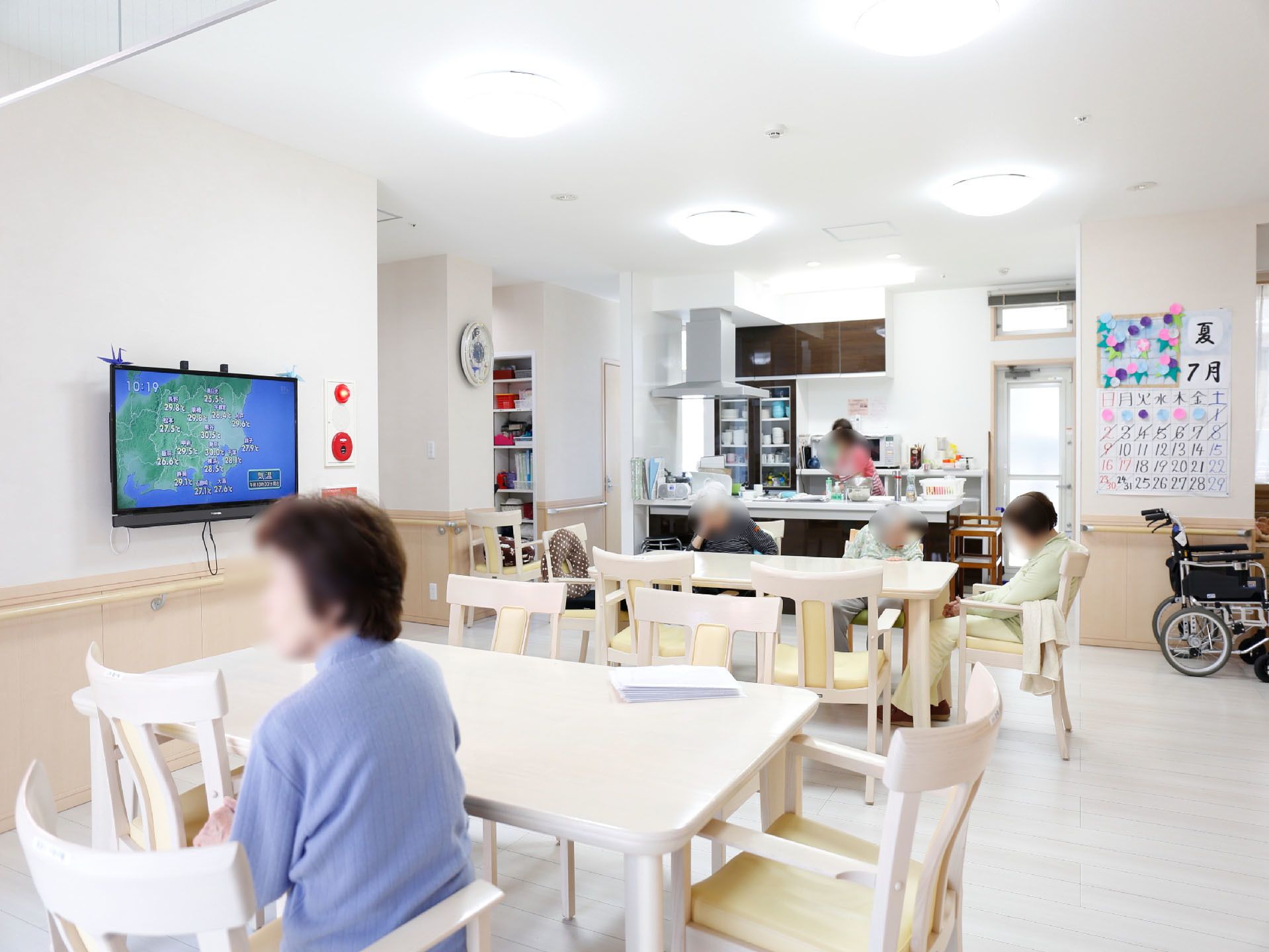 内装は白で統一されており、とても明るい空間が広がっています。キッチンは対面になっており、室内を見渡せます。
