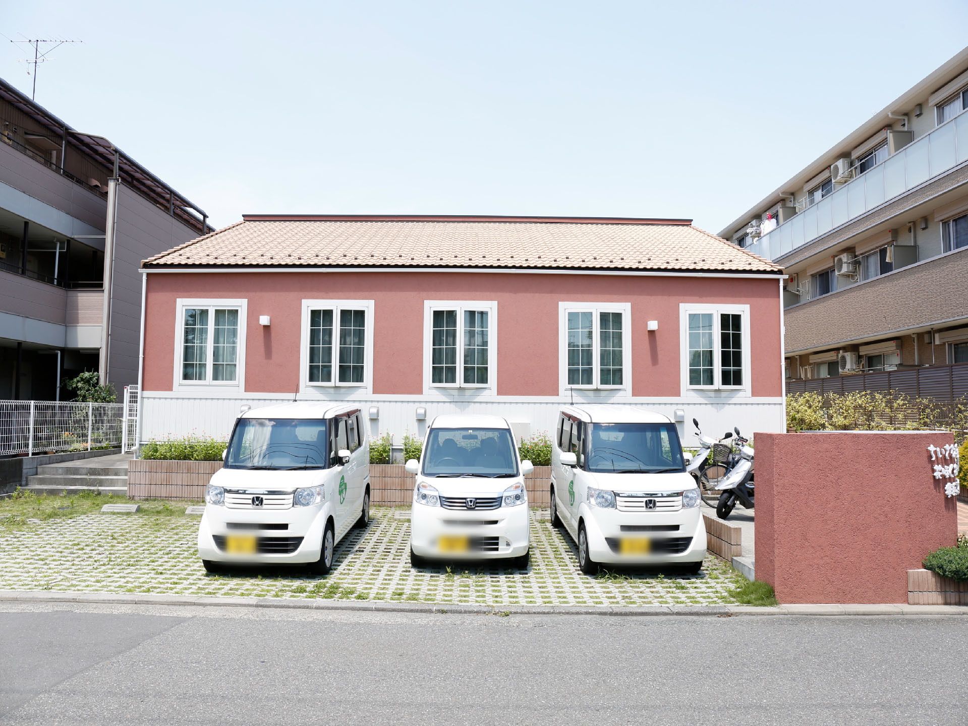 デザイン性に優れている外観は斬新で、とてもかわいらしいグループホームです。建物前にある駐車スペースは4台分あってとても広々としています。