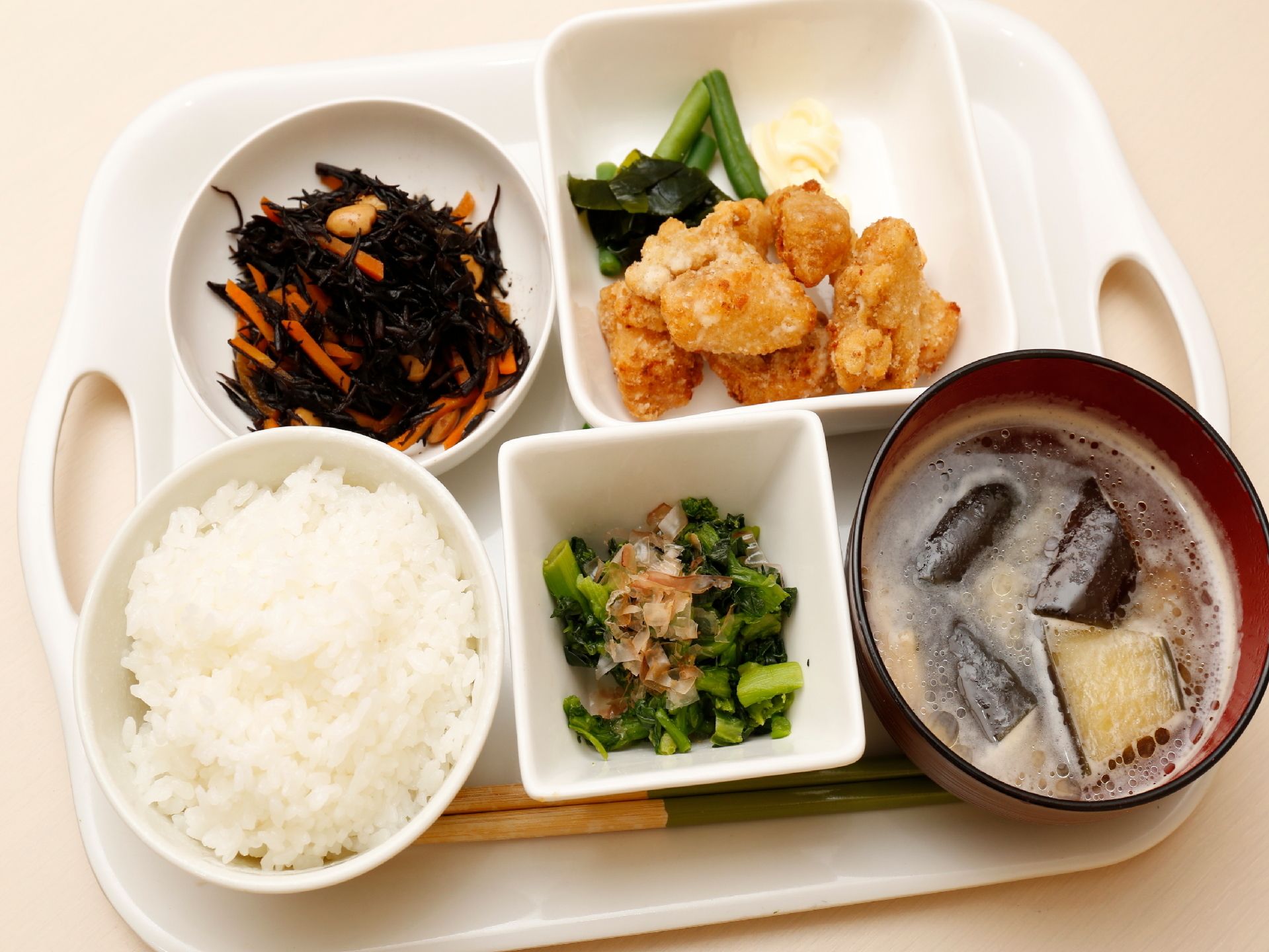 毎日の食事は栄養バランスを考えて調理されたモノばかり。好き嫌いなく食べられるように工夫がされています。
