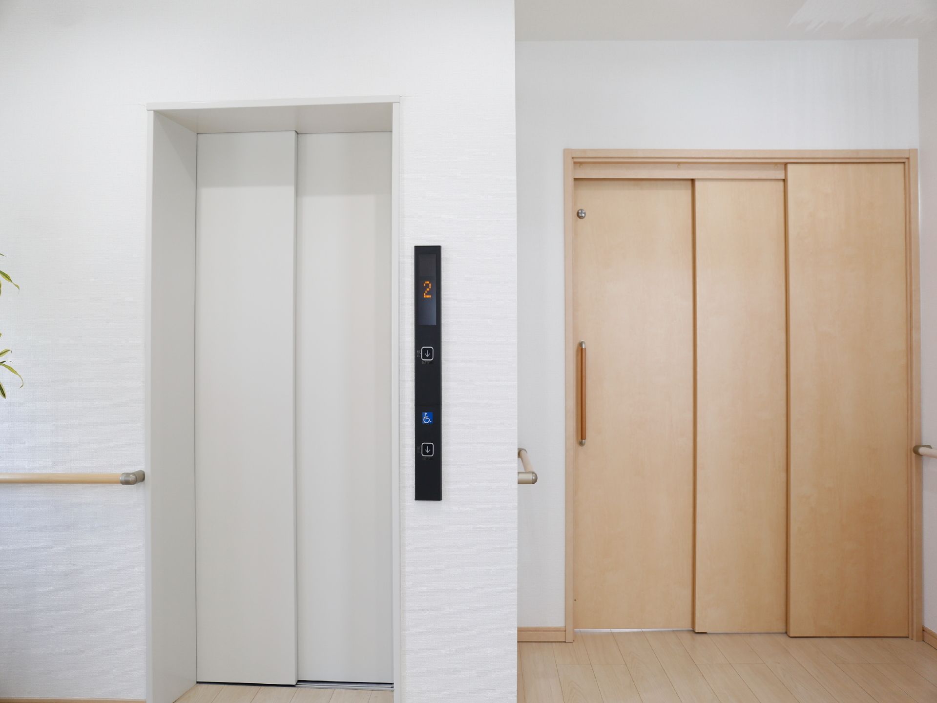 エレベーターを開ければすぐ手すりがあります。廊下から部屋の前まで設置されていますので、歩くのが困難でも大丈夫です。