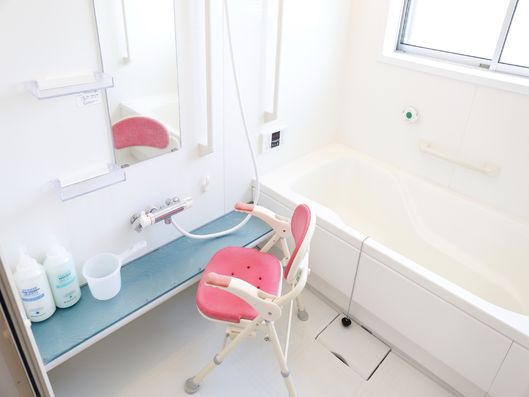 ほんのり明るい陽射しも差し込むお風呂