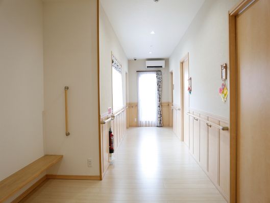 廊下には休憩スペースもあります
