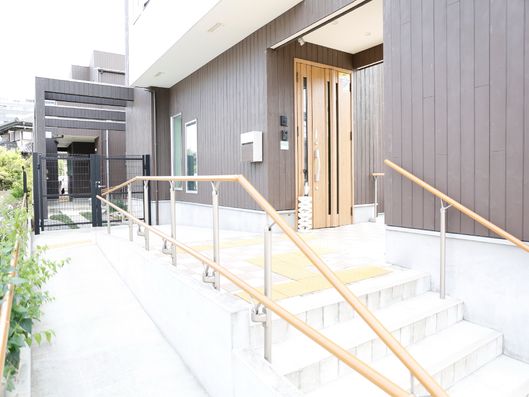 玄関前にはスロープ設置