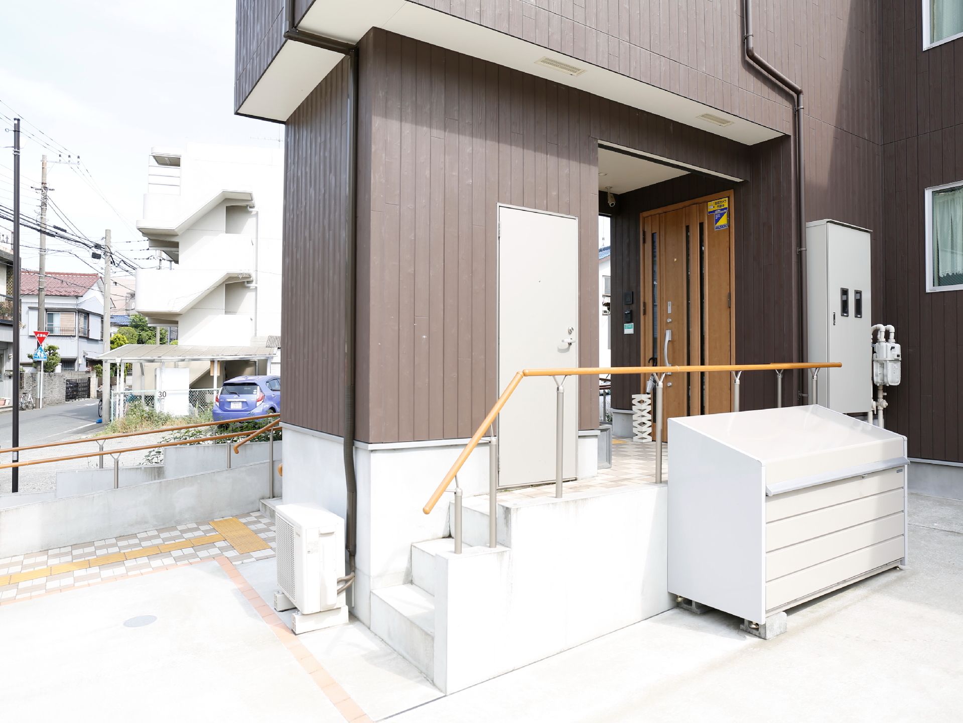 駐車場から降りたら左右どちらからでも玄関に辿り着けます。片方はスロープに。もう片方は3段の階段になっています。