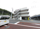 街中の十字路と施設外観