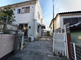 静かな住宅街にある施設の外観