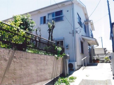 施設は坂を少し上がった所に位置している。日当たりも良好で明るい雰囲気がある。入口付近には手すりが付いている。