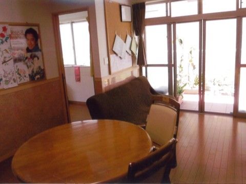 床面はフローリングで段差がない。入居者様が同士の交流の場として利用されている。木製のテーブルセットが設置されている。