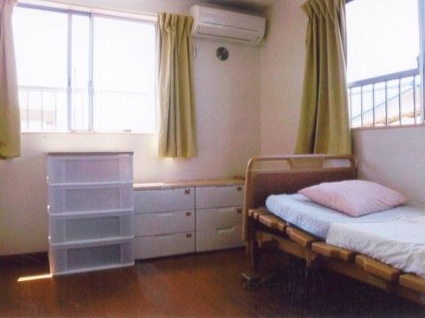 ワンルームタイプになっており、床面はフローリングで段差がない。ご自身の愛用の家具を持ち込むことが可能である。