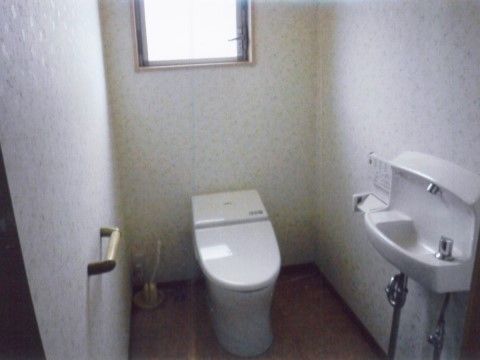 洋式便器と洗面台が設置されており、便器脇に手すりが付いている。窓が付いていて、自然光が差し込み明るい。