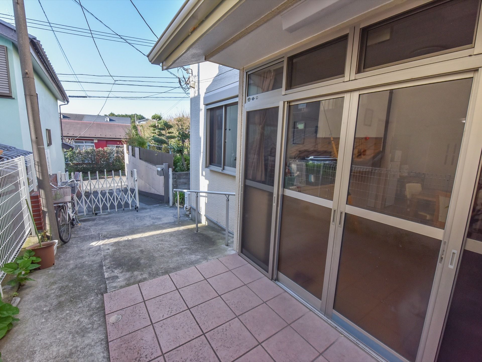 建物の入り口はスロープになっているので、車椅子でも移動に問題はない。ドアは引き戸タイプになっており、開閉が楽になっている。