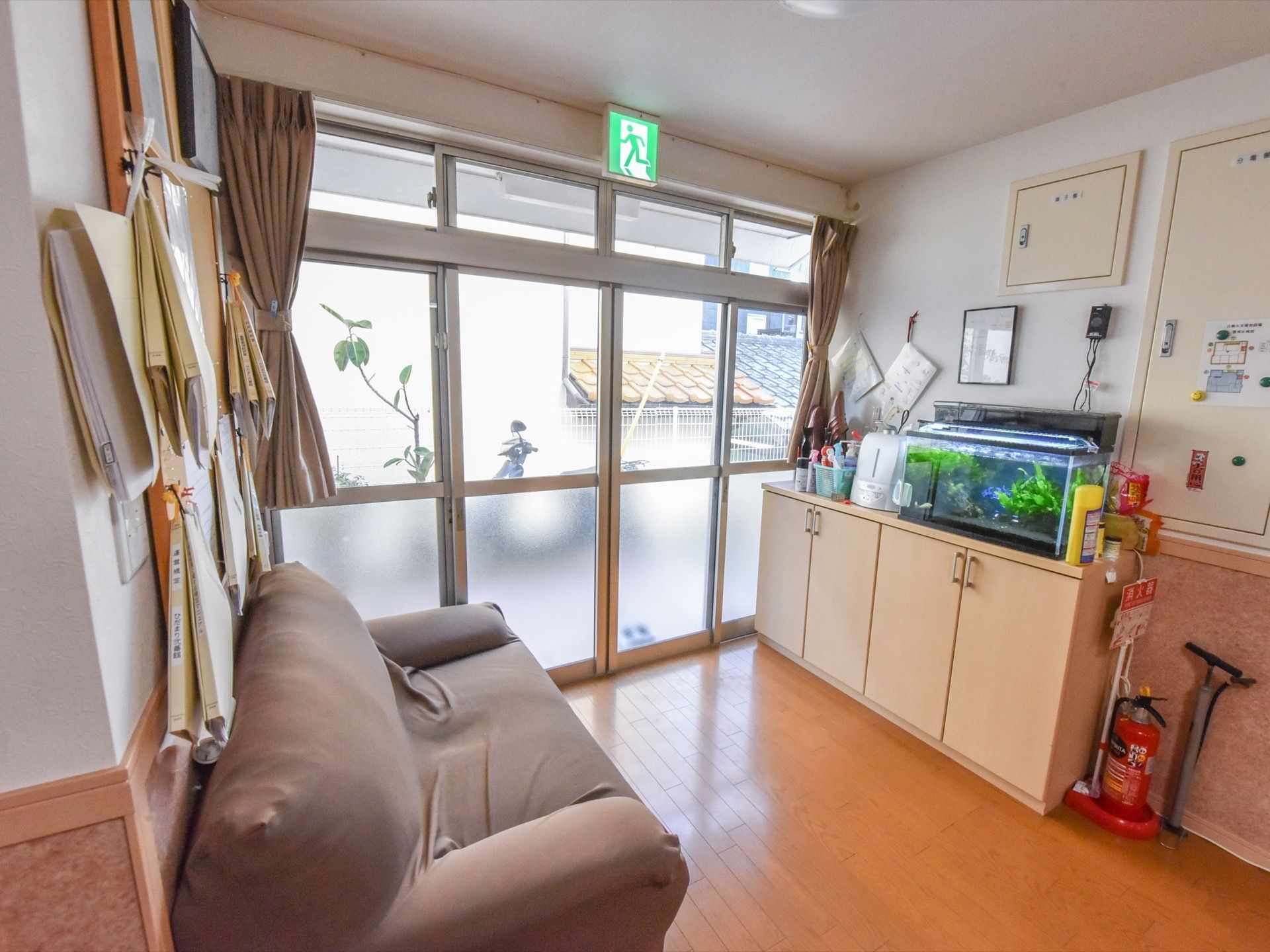 ソファーが用意された部屋は、一息入れるのに最適な空間になっている。壁には各種規定等が用意されており、いつでも確認ができるようになっている。