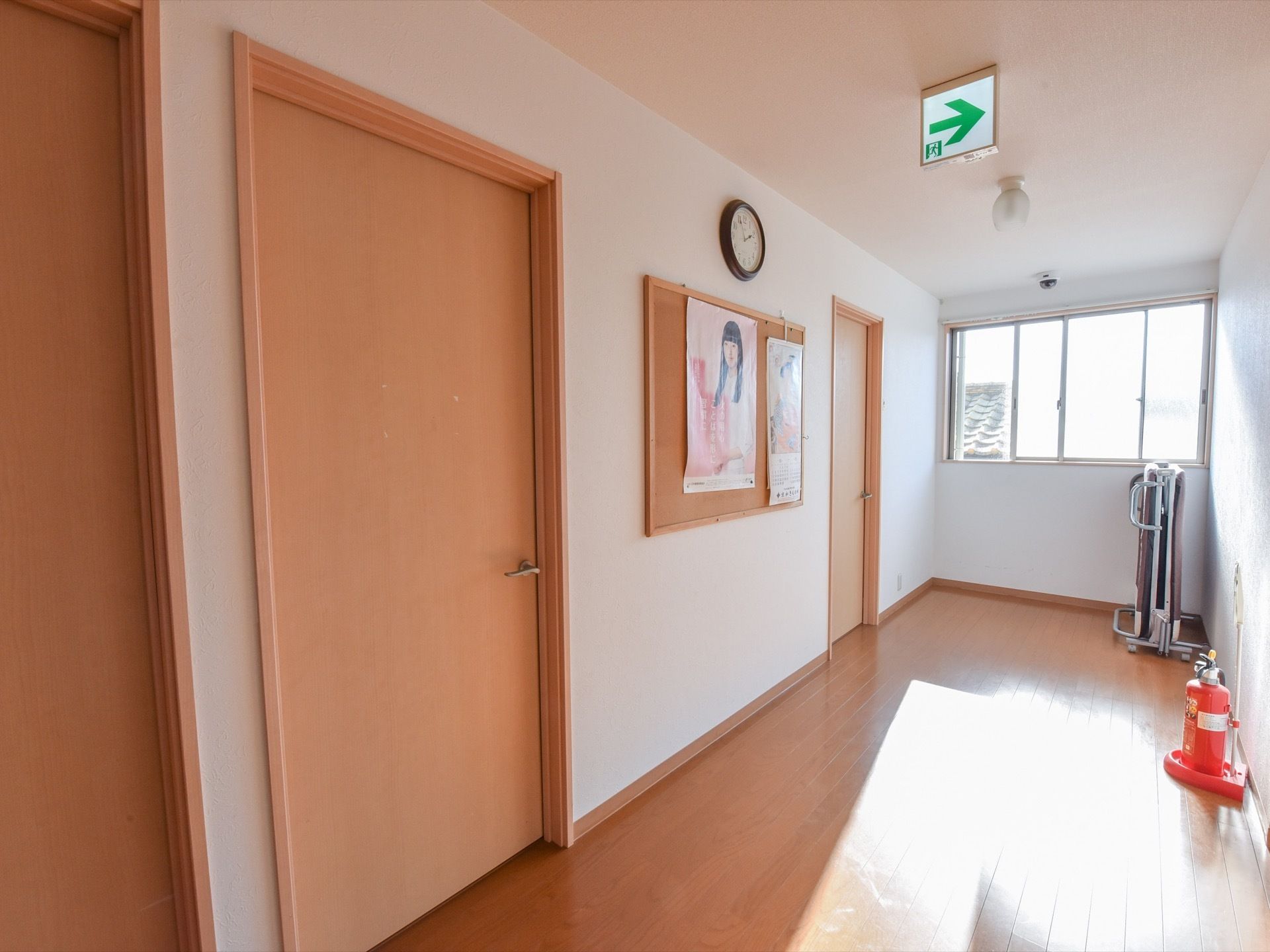 各部屋へ続く通路は広めにとられているので、車椅子での移動も問題ない。壁には、火事予防の啓発ポスターが掲示されている。